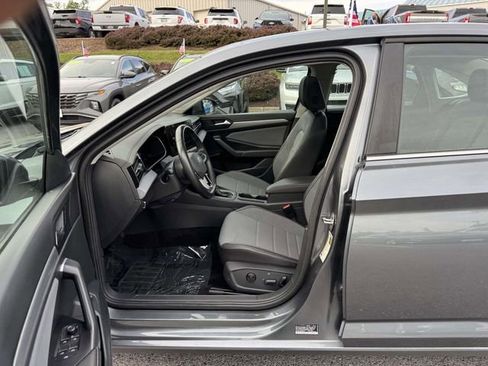 Used 2025 Volkswagen Jetta SE FWD image 17