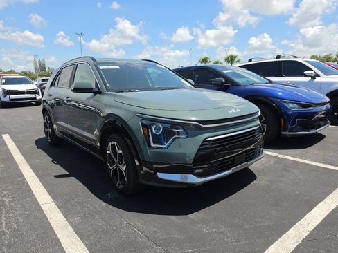 Certified 2025 Kia Niro EX Touring FWD image 2
