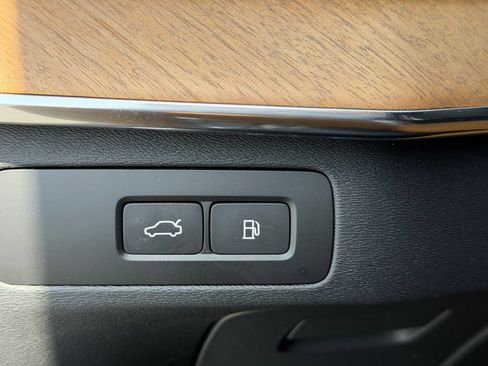 Certified 2025 Volvo XC90 T8 Plus AWD/4WD image 40