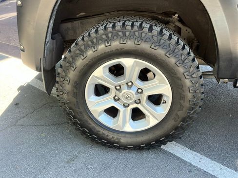 Used 2017 Toyota 4Runner SR5 AWD/4WD image 11