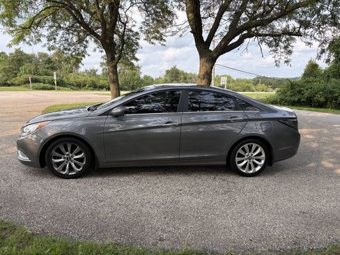 Used 2012 Hyundai Sonata SE w/ Navigation & Sunroof Pkg FWD image 2