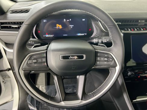 Used 2023 Jeep Grand Cherokee Altitude image 11