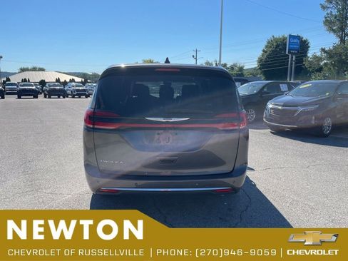 Used 2023 Chrysler Pacifica Touring-L FWD image 15