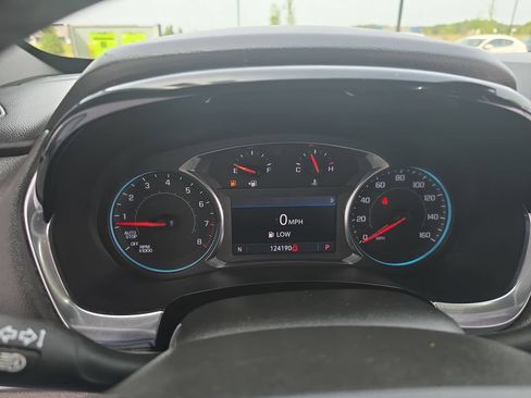 Used 2023 Chevrolet Traverse LT FWD image 10