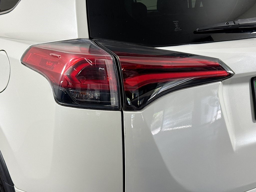 Used 2018 Toyota RAV4 Limited FWD image 35