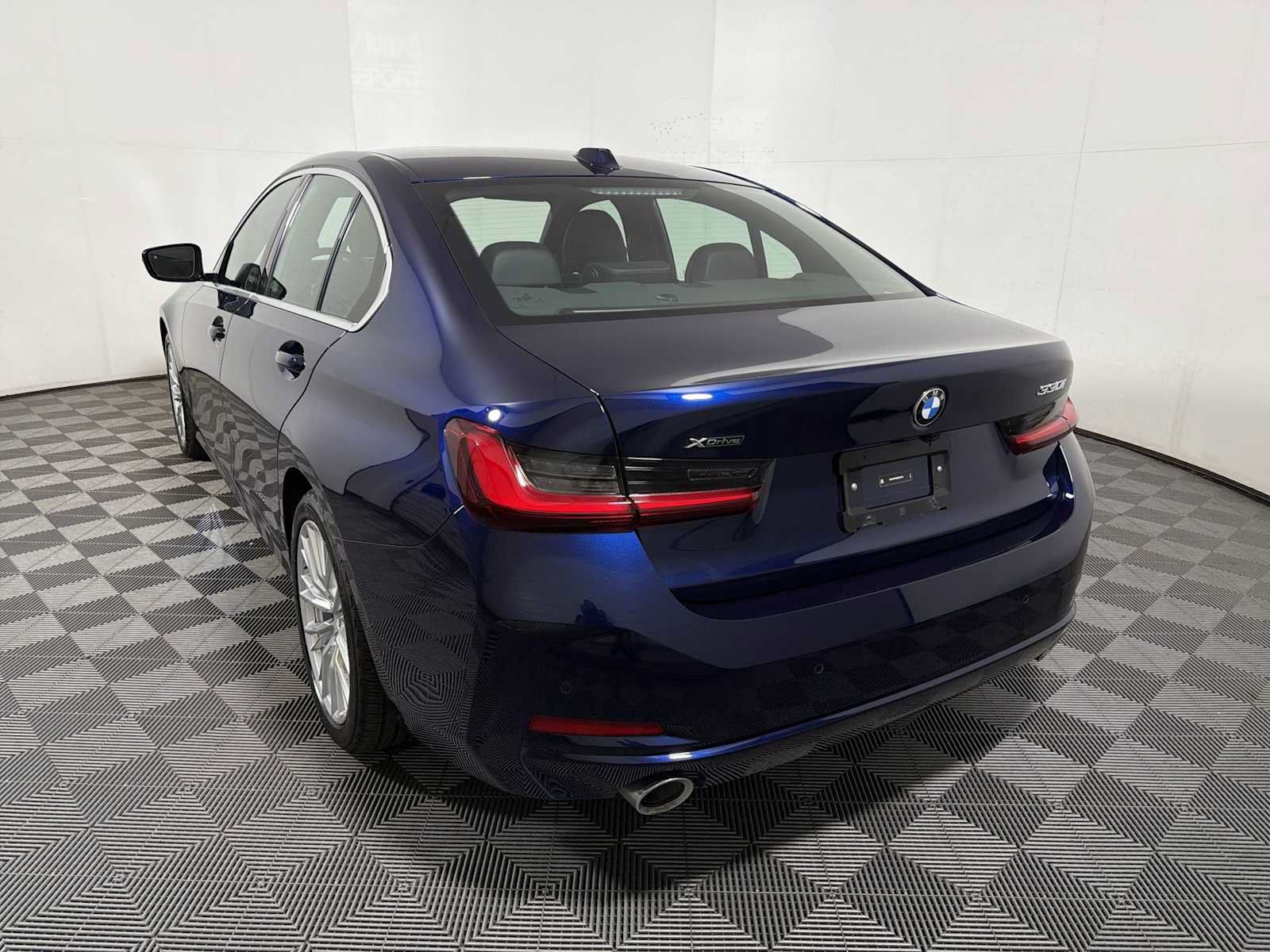 Used 2024 BMW 330i xDrive Sedan w/ Convenience Package AWD/4WD image 5