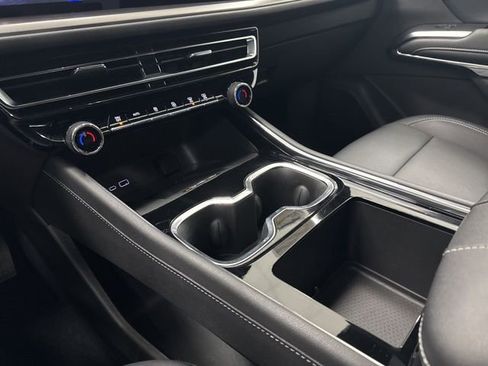 Used 2025 Chevrolet Traverse LT image 20