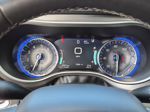 Used 2022 Chrysler Pacifica Touring-L FWD image 23