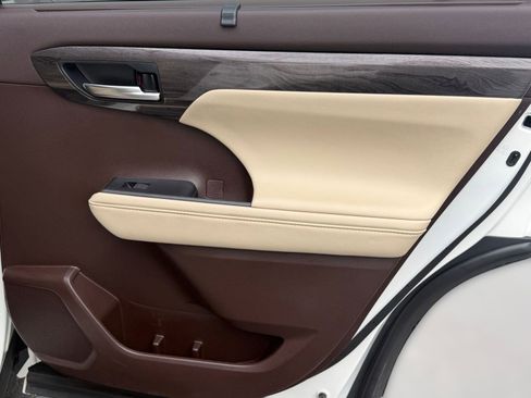 Used 2021 Toyota Highlander Platinum image 31