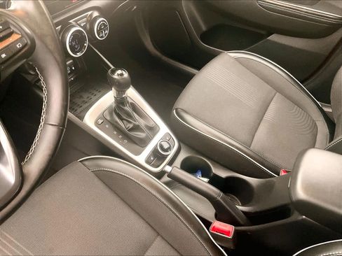 Used 2023 Hyundai Venue Limited image 20