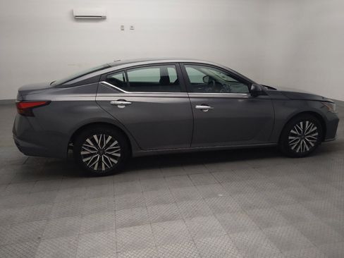 Used 2025 Nissan Altima 2.5 SV FWD image 10