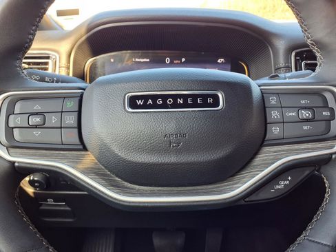 Certified 2024 Jeep Wagoneer L Series III w/ Flexible Seating Group image 17