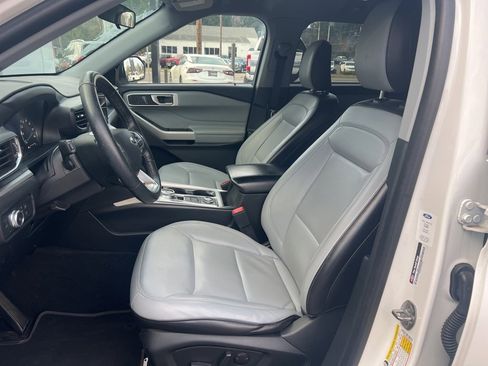 Used 2021 Ford Explorer XLT w/ Equipment Group 202A image 8
