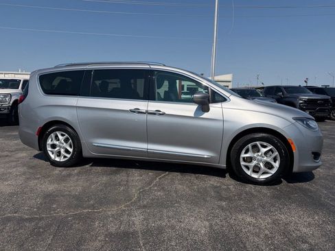 Used 2018 Chrysler Pacifica Touring-L w/ Tire & Wheel Group FWD image 5