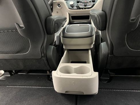 Used 2024 Chrysler Pacifica Limited FWD image 21