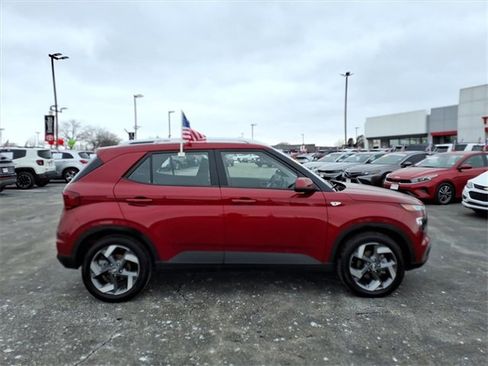 Used 2025 Hyundai Venue SEL image 2