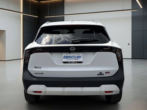 Used 2025 Nissan Kicks SR FWD image 5