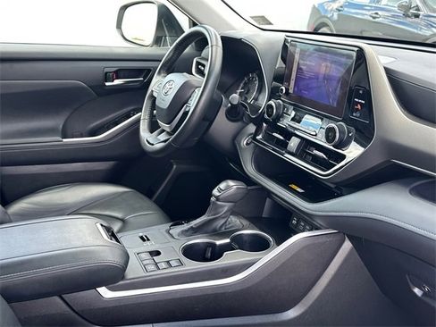 Certified 2024 Toyota Highlander XLE image 11