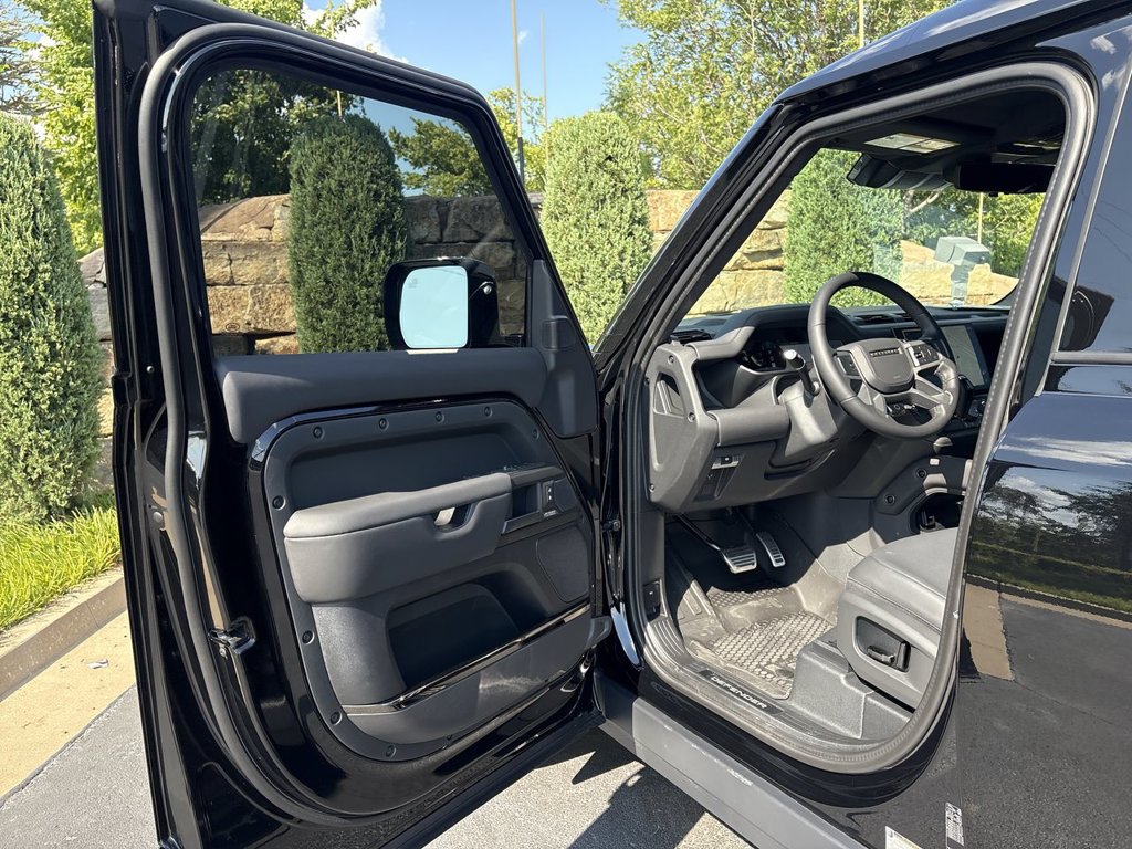 Used 2026 Land Rover Defender 110 OCTA AWD/4WD image 17