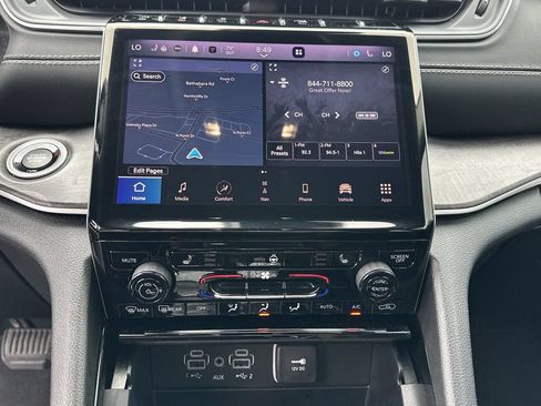 Certified 2023 Jeep Grand Cherokee Limited w/ Black Appearance Package AWD/4WD image 11
