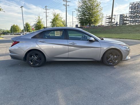 Used 2023 Hyundai Elantra Blue image 10