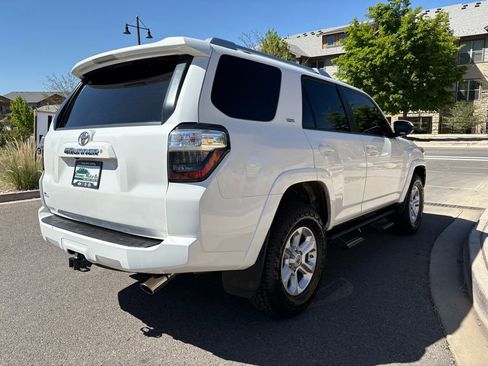 Used 2018 Toyota 4Runner SR5 AWD/4WD image 9
