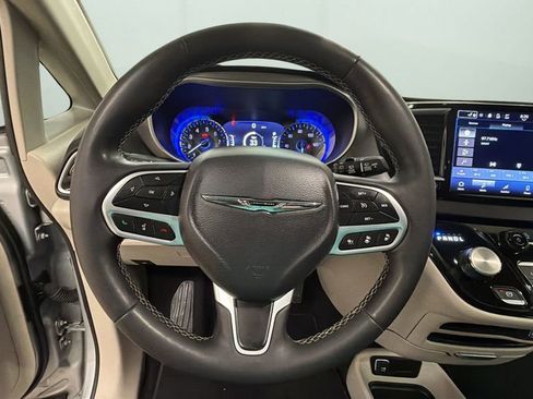Used 2023 Chrysler Pacifica Touring-L FWD image 12