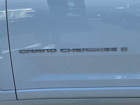 Used 2023 Jeep Grand Cherokee Overland AWD/4WD image 14