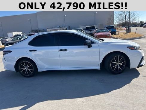 Used 2024 Toyota Camry SE w/ Convenience Package image 2