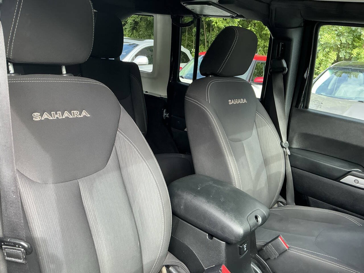 Used 2016 Jeep Wrangler Unlimited Sahara w/ Connectivity Group AWD/4WD image 32