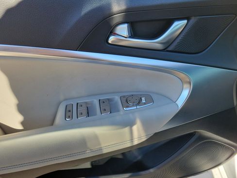 Used 2025 Genesis G70 2.5T image 16