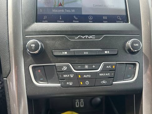 Used 2020 Ford Fusion SE FWD image 6