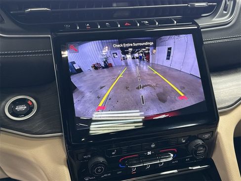 Used 2025 Jeep Grand Cherokee Limited image 20