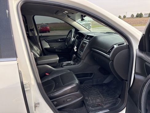 Used 2015 GMC Acadia SLT image 17