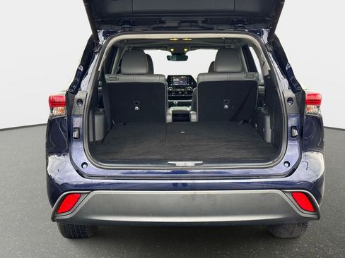 Used 2022 Toyota Highlander XLE image 4