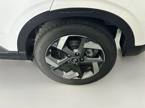 Used 2025 Hyundai Venue SEL image 11