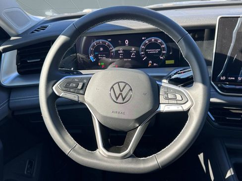 New 2026 Volkswagen Tiguan SE FWD image 15
