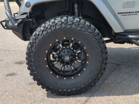 Used 2014 Jeep Wrangler Unlimited Sahara w/ Dual Top Group AWD/4WD image 14