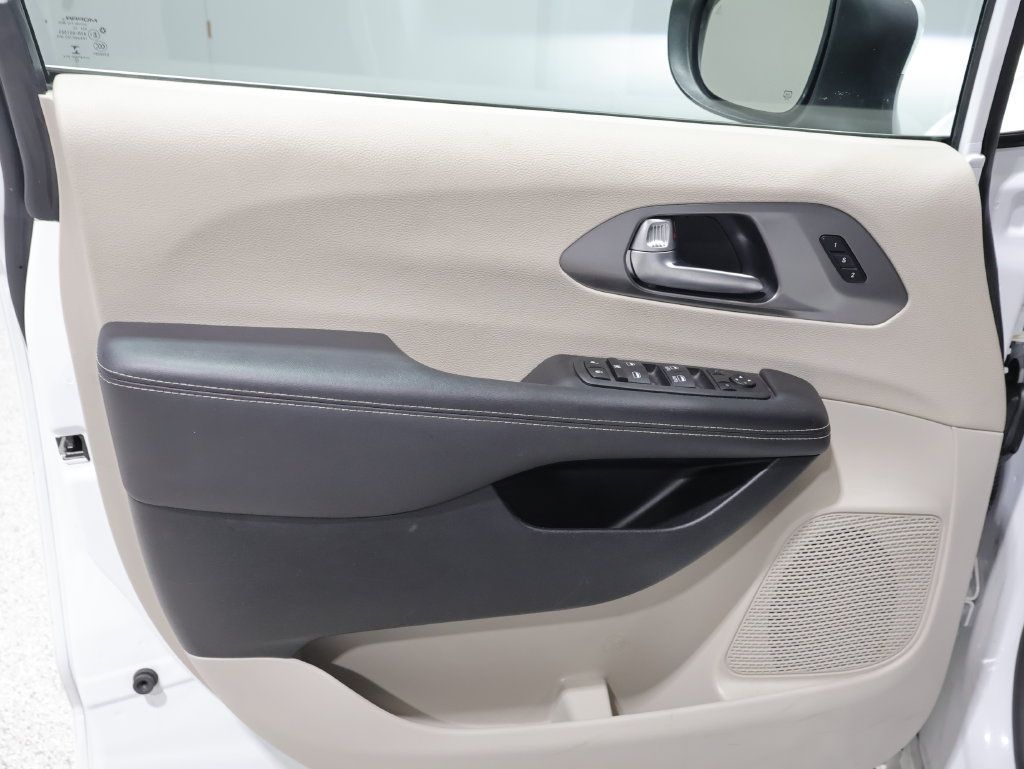 Used 2023 Chrysler Pacifica Touring-L FWD image 12