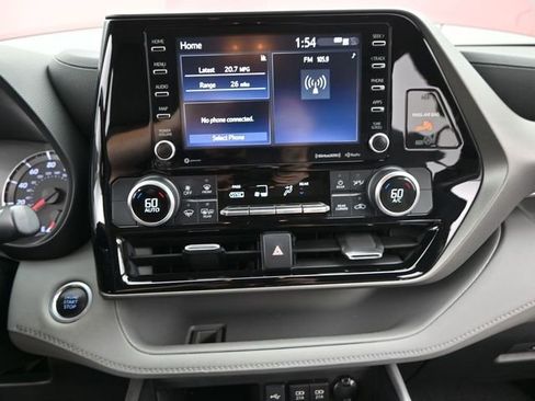 Used 2020 Toyota Highlander LE image 6