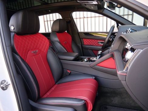 Used 2022 Bentley Bentayga V8 image 24