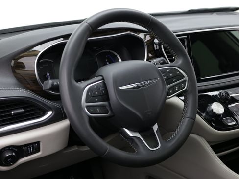 Used 2023 Chrysler Pacifica Limited FWD image 10