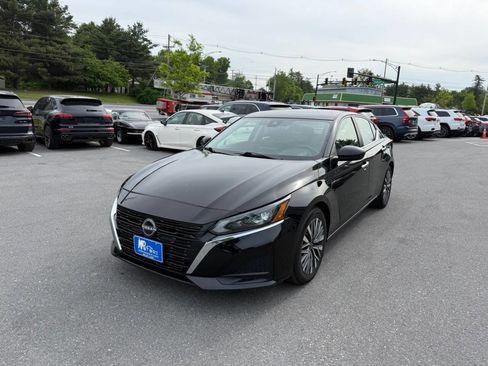 Used 2024 Nissan Altima 2.5 SV FWD image 2