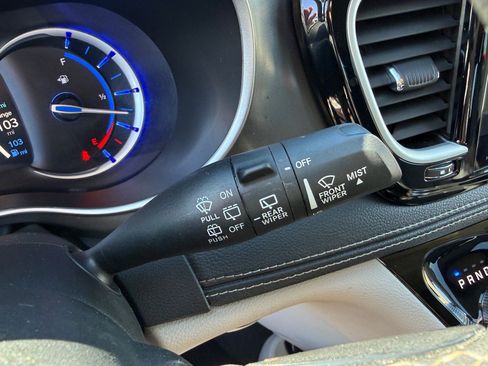 Used 2023 Chrysler Pacifica Touring-L image 32