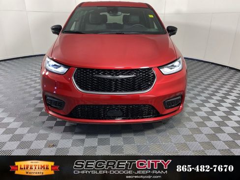 New 2026 Chrysler Pacifica Select image 2