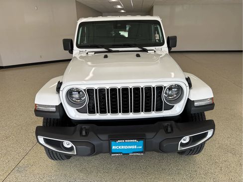 Used 2025 Jeep Wrangler Unlimited Sahara AWD/4WD image 4