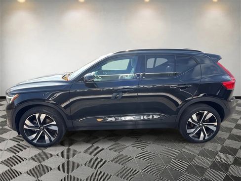 Used 2023 Volvo XC40 B5 Plus w/ Protection Package Premier image 6