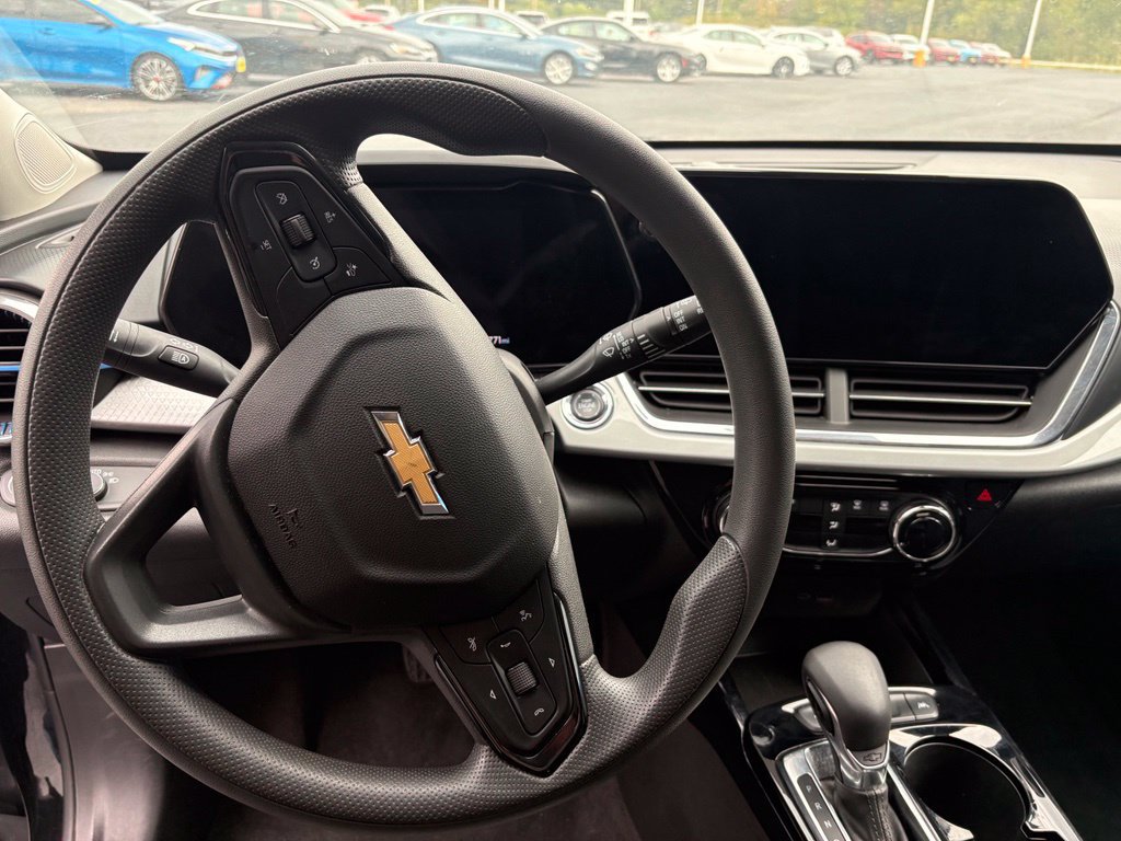 Used 2025 Chevrolet Trax LT FWD image 9