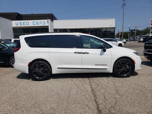 Used 2024 Chrysler Pacifica Touring-L w/ Road Tripper Package AWD/4WD image 2