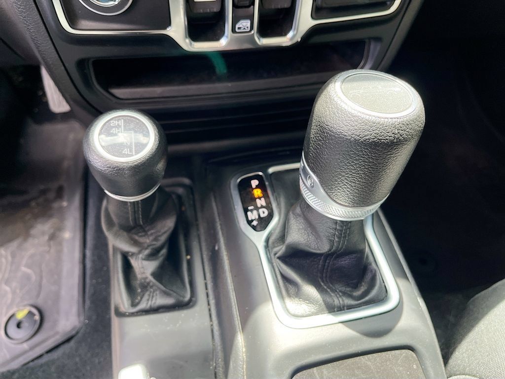 Used 2023 Jeep Gladiator Sport AWD/4WD image 17